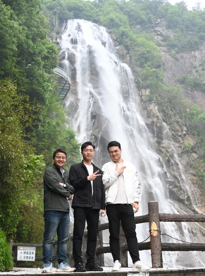 壹定发风管销售中心员工在安徽明堂山景区照片