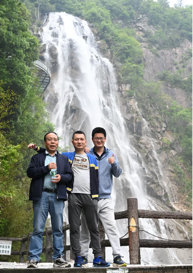 壹定发风管销售中心员工在安徽明堂山景区照片